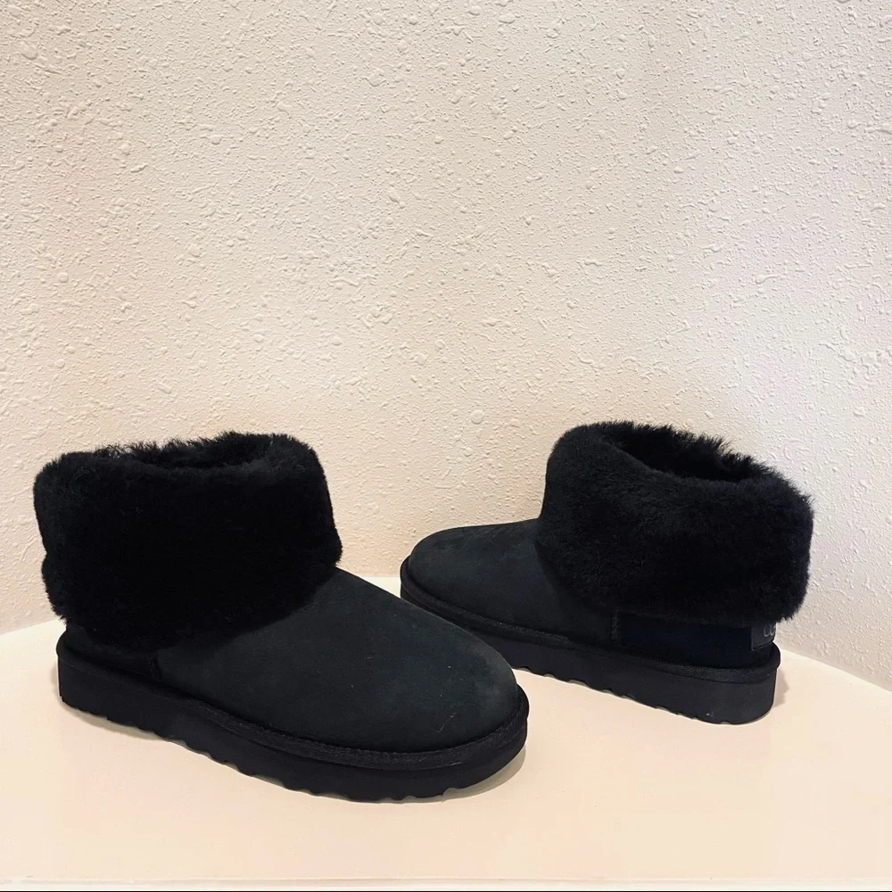 UGG Women’s Short Fluff Black Ankle Boots Size 6 NWT